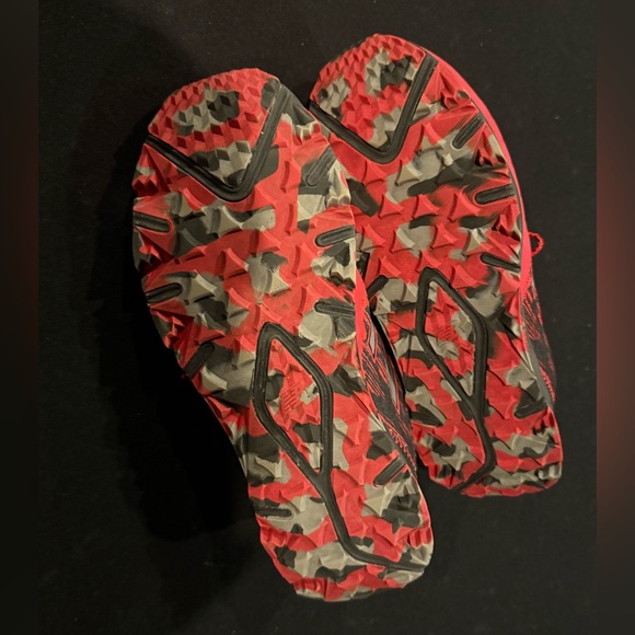 New Balance 690 v2 Red and Black Trail Runners size 9 4E wide - Picture 5 of 6